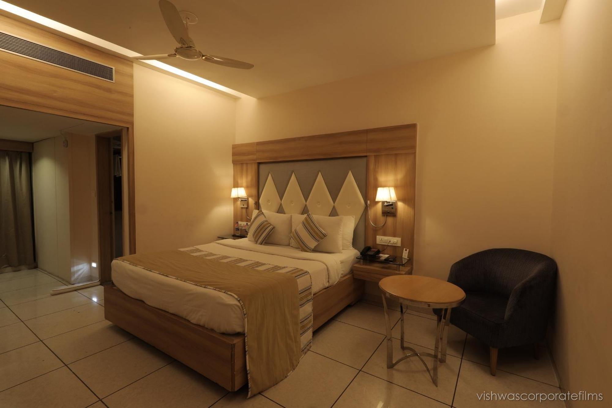Rang Lords Inn Bharuch Kültér fotó